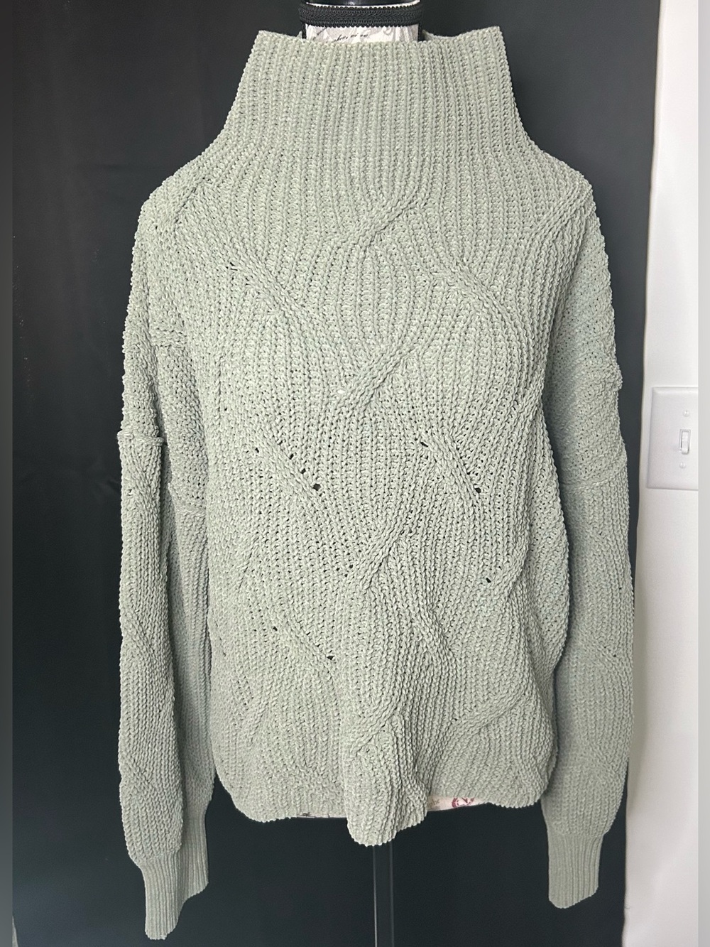 Women’s Sage Cable Knit Cowl Neck Sweater (L)
